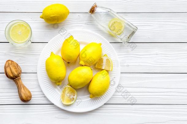 做柠檬汽水在家.柠檬,<strong>榨汁</strong>器,玻璃和瓶子为贝芙