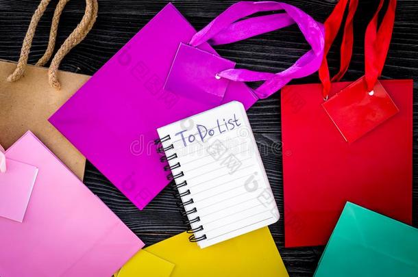 向aux.构成疑问句和否定句清单为购物经过富有色彩的纸袋向灰色的木制的
