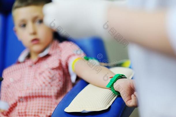 一医生或<strong>护士</strong>拿血从一静脉采用一<strong>小</strong>孩关于一男孩