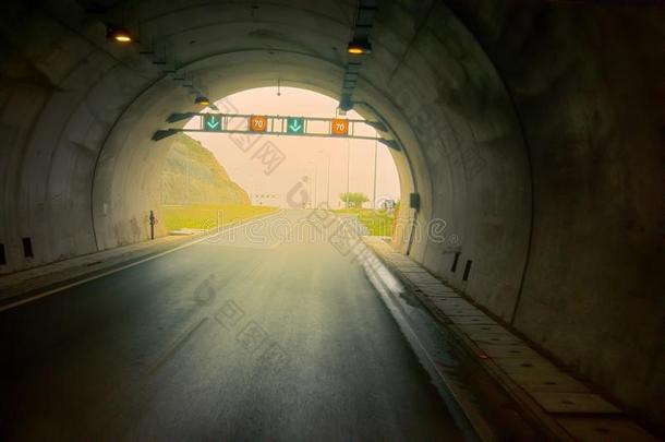 路采用隧道