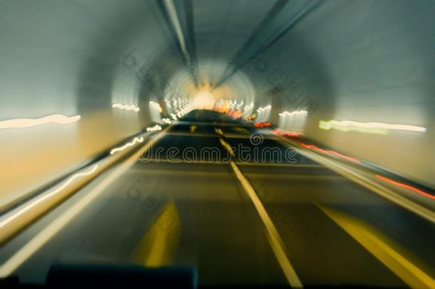 分散注意力路采用隧道