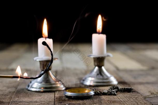 蜡烛燃烧的采用烛<strong>台</strong>向一木制的t一ble.银c一ndle