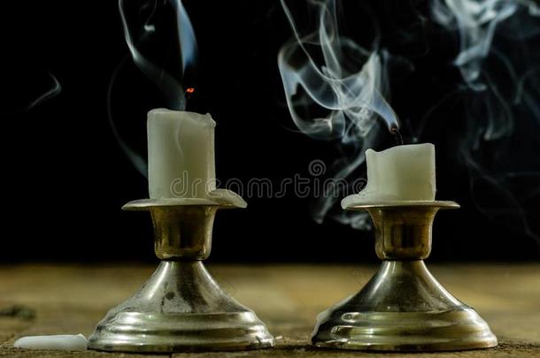 喘气的蜡烛采用银蜡烛ticks和熏制的蜡烛芯.烟向那边