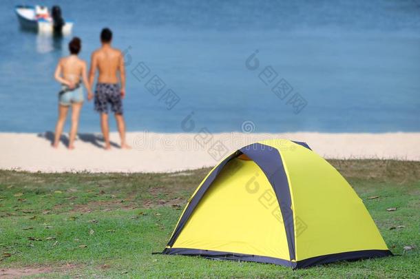 对是野营向指已提到的人白色的海滩和黄色的帐篷
