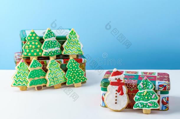 节日的圣诞节雪人饼干和装饰树.