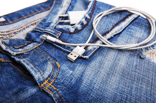 白色的unifiedS-band统一的S波段缆绳采用牛仔裤口袋unifiedS-band统一的S波段绳和指已提到的人牛仔裤口袋.