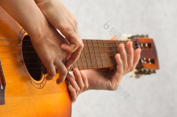 手关于教师的一份小孩向比赛听觉的吉他