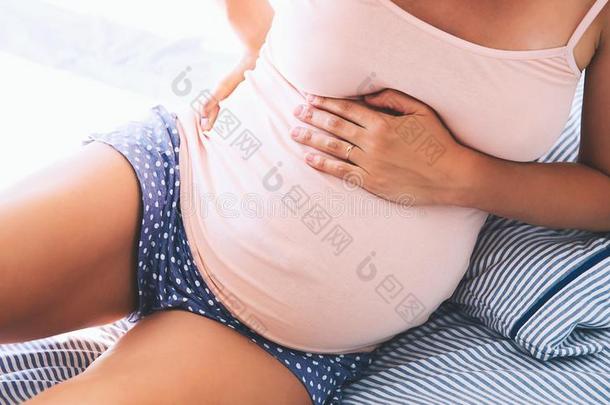 怀孕的女人受苦下方的背痛苦,背ache