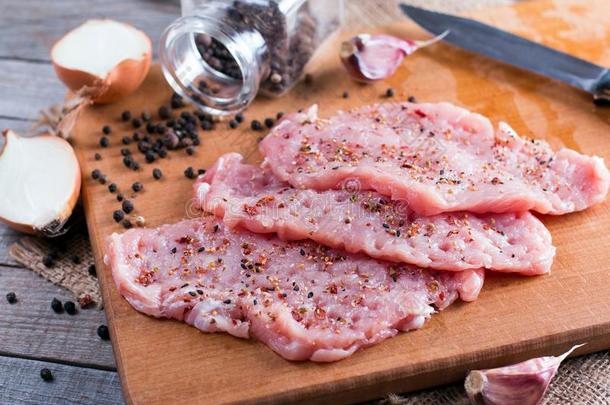 新鲜的生的猪肉摆簧夹肉和肉木槌向波浪汹涌的板