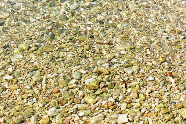 美丽的做了手脚质地关于小的石头在下面指已提到的人水,采用