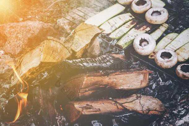 新鲜的蘑菇和夏<strong>季</strong>产南瓜之一种<strong>烧烤</strong>向一户外的烤架