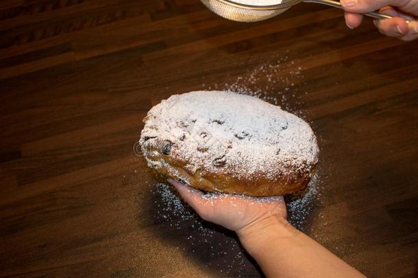 洒德累斯顿果子甜面包和变成粉的食糖