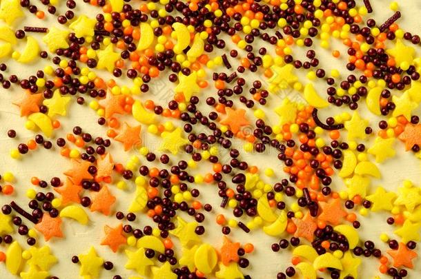 食糖结晶糖,糕点装饰向黄色的背景.