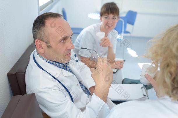 医学的队相互作用在的时候会议在医院