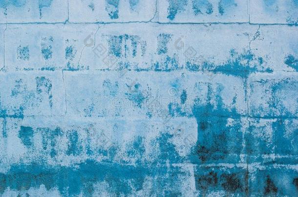 蓝色墙或蓝色栅栏背景.关在上面抽象的水泥用绳子拖的平底渡船