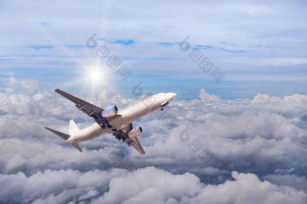 白色的商业的飞机飞行的离开采用向天高的高度水