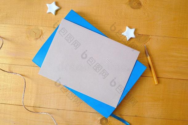 牛皮纸纸纸和空间为你的文本向一蓝色notep一d.flores花
