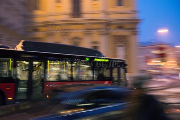 公共汽车活动的快的采用指已提到的人夜城市运动污迹