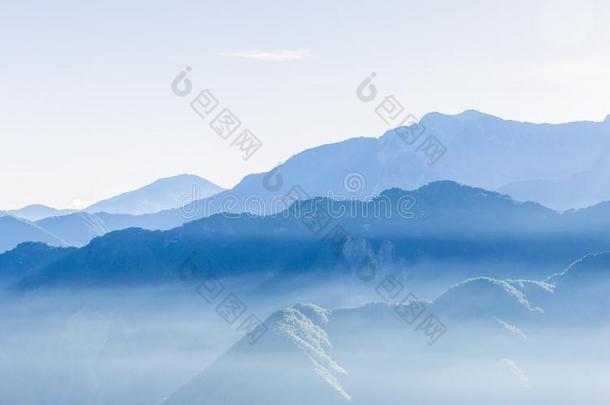 有薄雾的蓝色山关于朱山。,阿里山采用台湾
