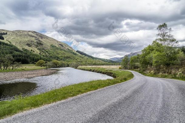 单一的小路路通过指已提到的人苏格兰的高原地区