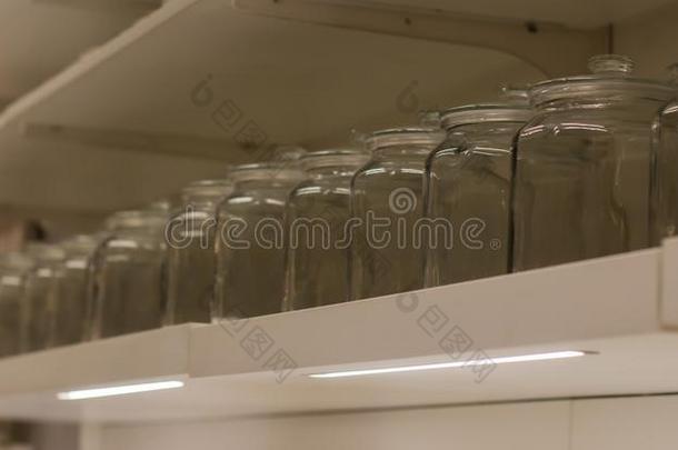 不透气的玻璃罐子和橡胶密封剂台采用行向行李架卖