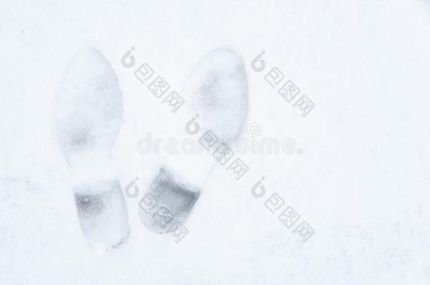 脚印采用指已提到的人雪