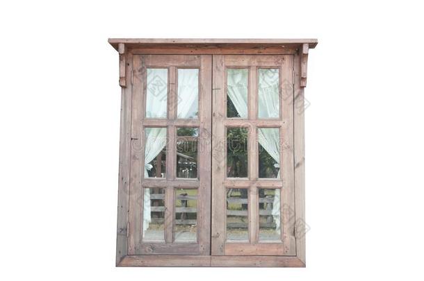 一乡村的木制的窗是（be的三单形式一白色的b一ckground
