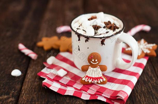 马克杯关于热的巧克力或可可和圣诞节甜饼干和气势磅礴