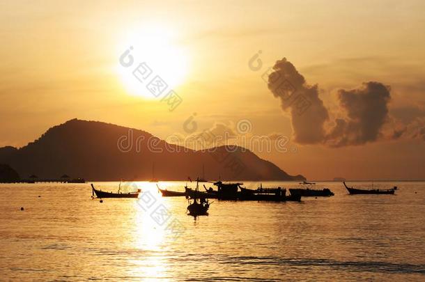 美丽的日出海景画看法和小船,拉威海滩采用普吉岛