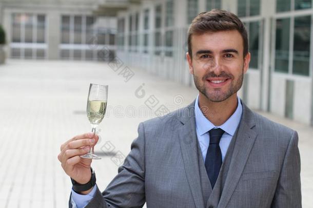 商人喝彩和香槟酒玻璃
