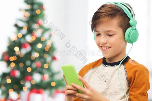 男孩和智能<strong>手机</strong>和耳机在圣诞<strong>节</strong>