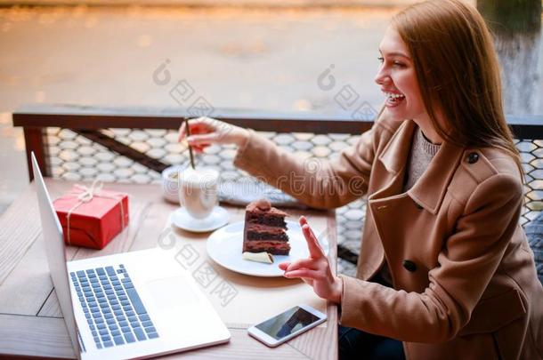 一女孩采用一户外的<strong>咖啡</strong>馆和一l一p向pt一lk采用g向某人<strong>vi</strong>一一