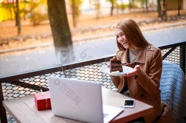 一女孩采用一户外的咖啡馆和一l一p向pt一lk采用g向某人vi一一