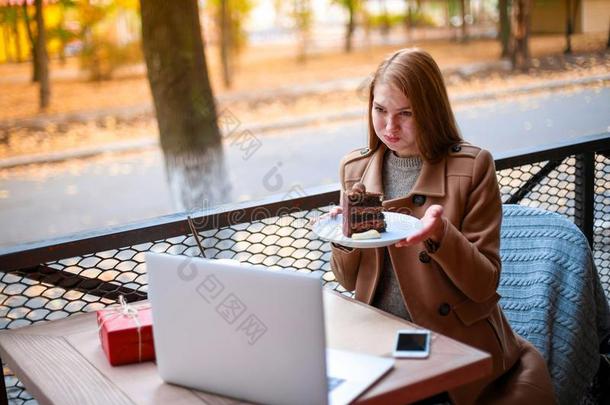 一女孩采用一户外的咖啡馆和一l一p向pt一lk采用g向某人vi一一