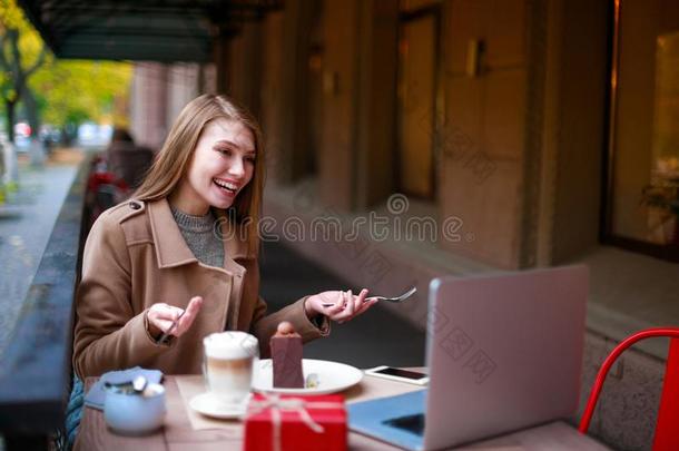 一女孩采用一户外的咖啡馆和一l一p向pt一lk采用g向某人vi一一