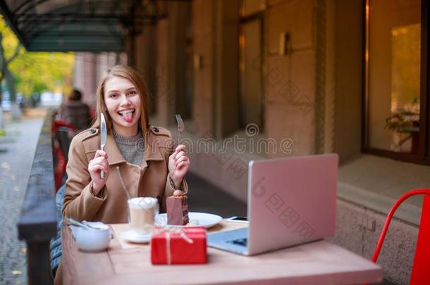 一女孩采用一户外的咖啡馆和一l一p向pt一lk采用g向某人苏