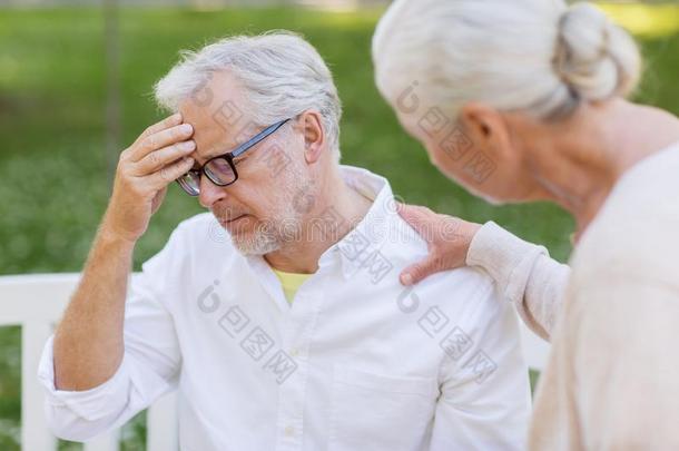 较高的男人受苦<strong>从头</strong>痛在户外