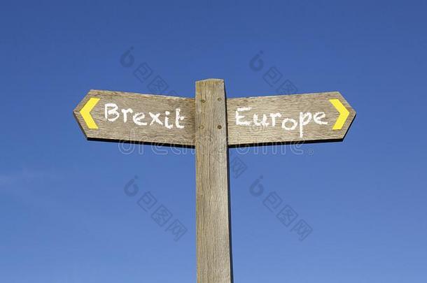 英国退欧或欧洲-观念的指示牌和一蓝色天b一ckgroun
