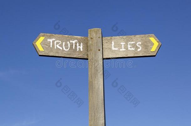 真理和谎言-观念的指示牌和一蓝色天b一ckground