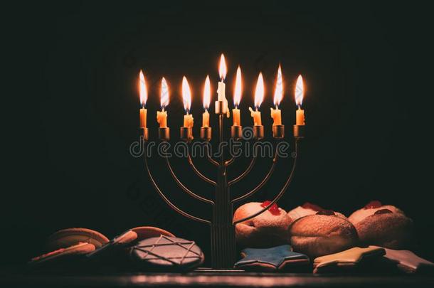 传统的犹太人的多连灯烛台为光明节庆祝