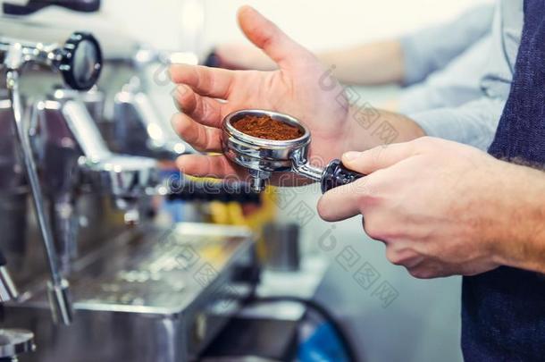 关在上面咖啡馆准备咖啡的员工拿咖啡豆磨碎采用gro在上面,准备向brew采用g