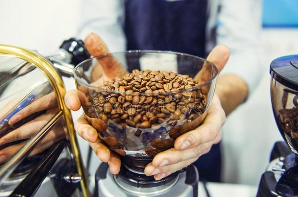 咖啡馆准备咖啡的员工男人佃户租种的土地咖啡豆研磨机碗和新鲜的烤咖啡