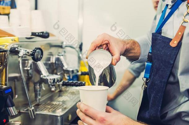 咖啡馆准备咖啡的<strong>员工使用</strong>咖啡豆机器准备的新鲜的咖啡豆和传布