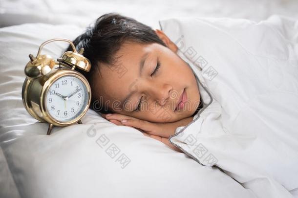 年幼的男孩睡眠和惊恐钟