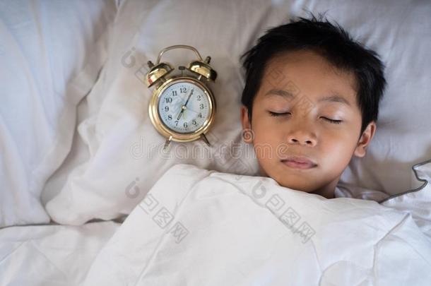 年幼的男孩睡眠和惊恐钟