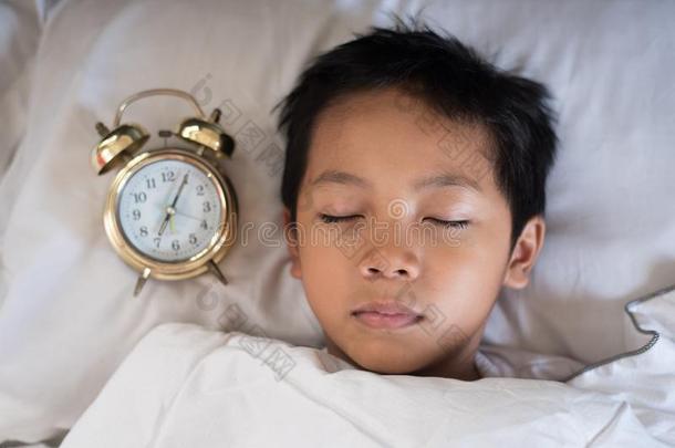 年幼的男孩睡眠和惊恐钟