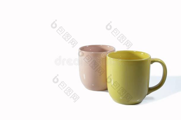 黄色的和粉红色的<strong>马克杯</strong>杯子为咖啡豆茶水水向白色的背景
