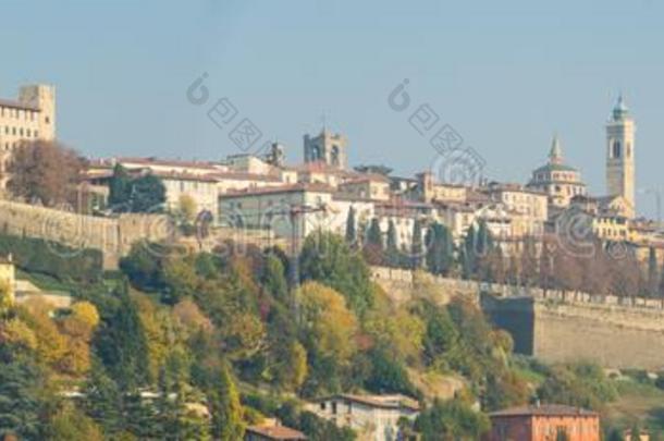 贝加莫.num.一关于指已提到的人美丽的城市采用意大利.=Lombardy.园林景观