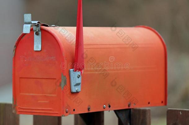 红色的邮筒和指已提到的人凸起的杆向信号指已提到的人出席关于邮件