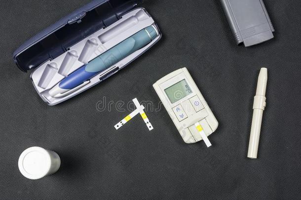 葡萄糖计量器和胰岛素笔.